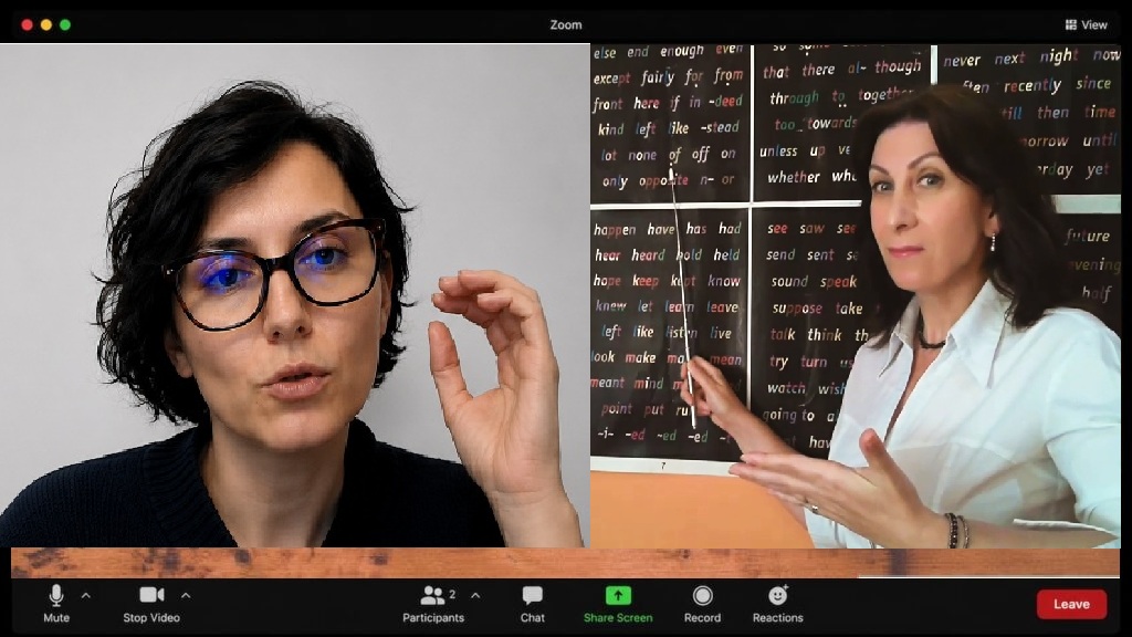 Cursantă exersând engleza vorbită într-o lecție individuală online la Cursevo, cu profesoara ghidând prin panoul de cuvinte